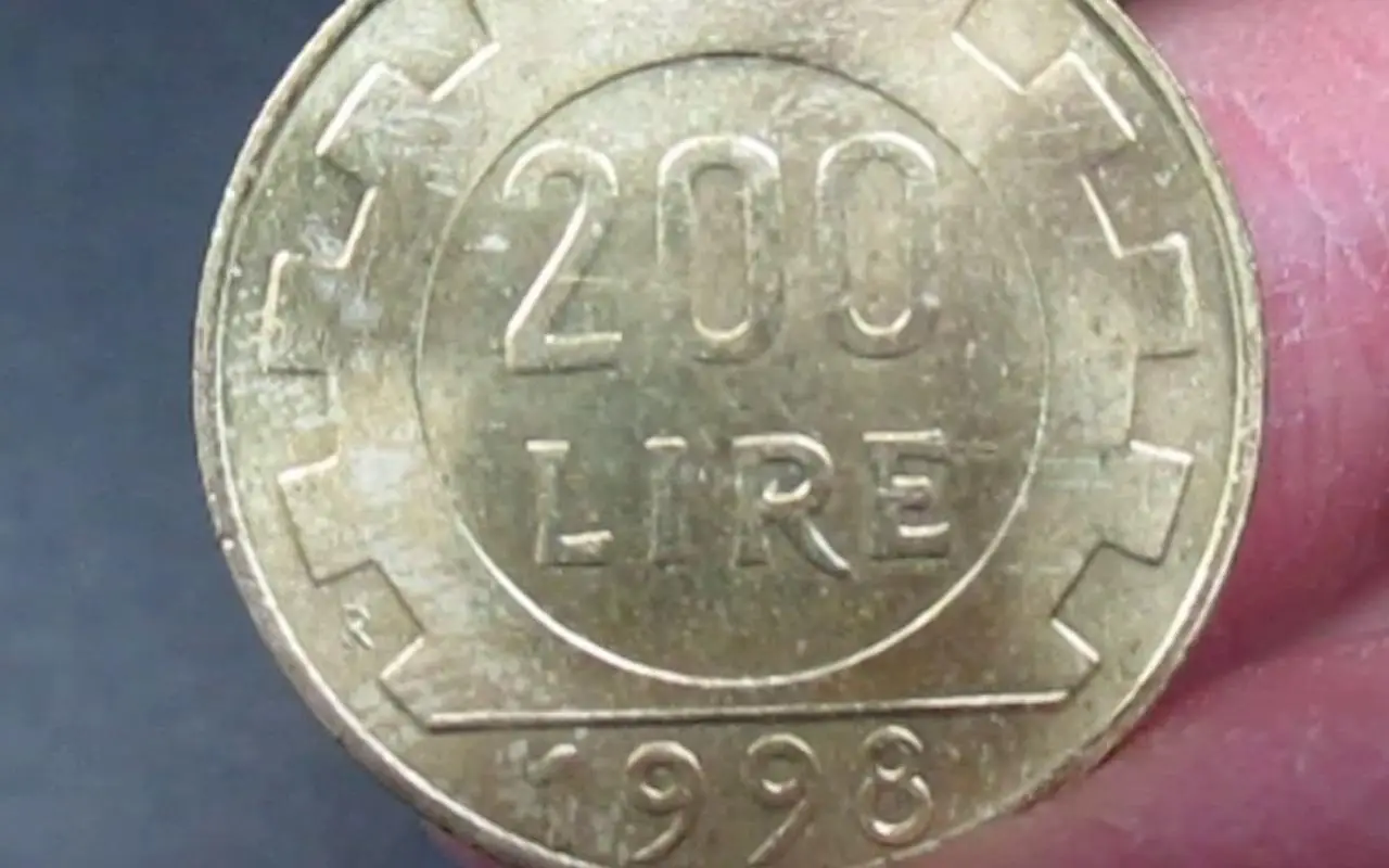 Moneta da 200 lire Mondiale 1990, simbolo di valore e rarità, pronta per un viaggio.