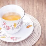 Tazza di tè fumante con limone, ideale per sciogliere i grassi addominali al mattino.