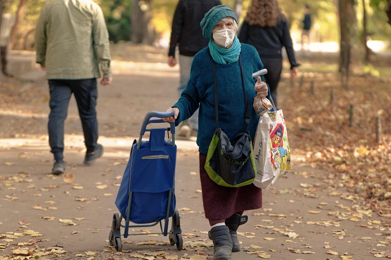 Immagine informativa sul nuovo importo del canone RAI e modifiche per gli anziani.