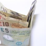 Immagine di due mani che tengono un conto cointestato, simboleggiando la divisione dei beni in caso di separazione.