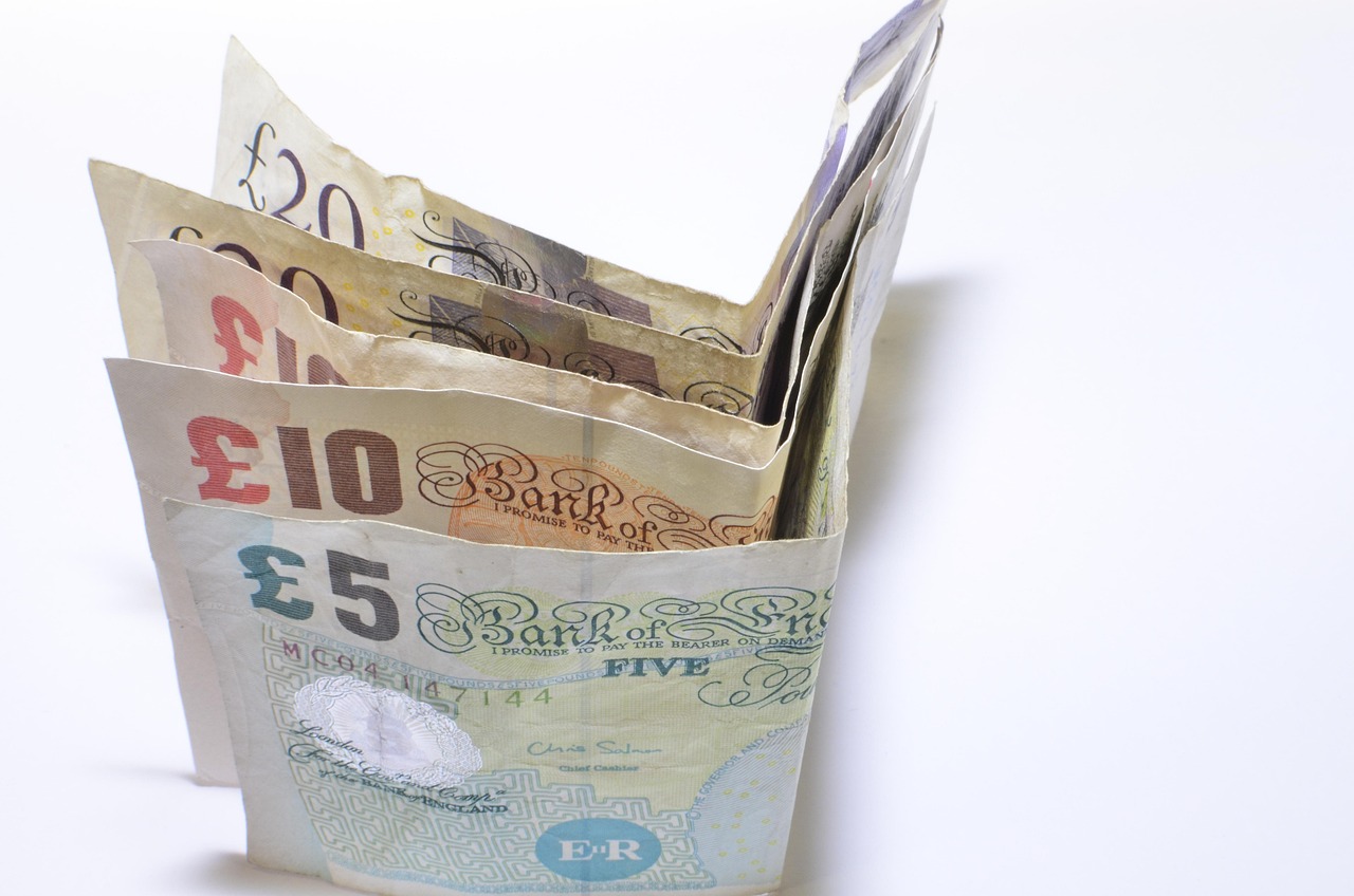 Immagine di due mani che tengono un conto cointestato, simboleggiando la divisione dei beni in caso di separazione.