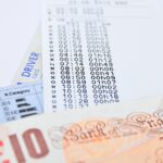 Auto d'epoca parcheggiata, simbolo del bollo abolito dal 2026 per veicoli di anni specifici.