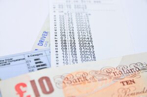 Auto d'epoca parcheggiata, simbolo del bollo abolito dal 2026 per veicoli di anni specifici.