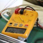 Contatore della luce con spia rossa fissa, segnale di malfunzionamento da controllare.