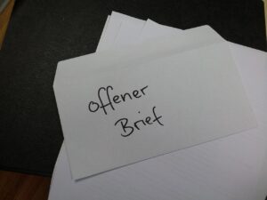 Immagine di un giudice di pace in aula, con documenti legali e un avvocato che assiste un cliente.