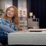 Contanti nascosti sotto un materasso, simbolo del dibattito sulla legalità di tenerli in casa.