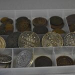 Collezione di gettoni rari esposti, attrattiva per collezionisti esperti.