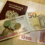 Contanti in viaggio: regole su quanto denaro portare all'estero senza dichiarazione doganale.