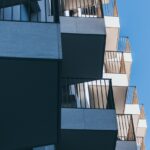 Proprietari immobiliari discutono impatti della nuova legge sugli investimenti immobiliari.