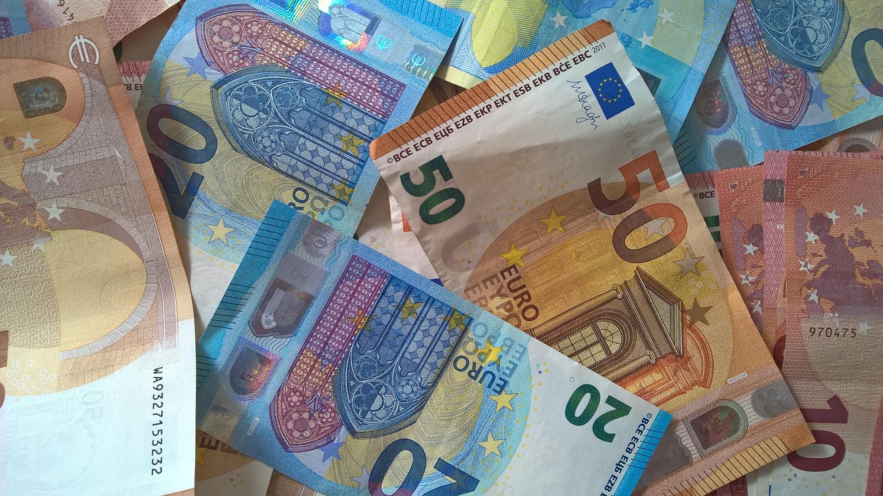 Vecchie banconote da 20 e 50 euro in fase di ritiro e sostituzione, con dettagli sul processo.