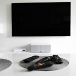 TV moderna con schermo acceso, che mostra il logo del digitale terrestre.