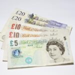 Persone anziane sorridenti che discutono delle nuove agevolazioni fiscali da febbraio.