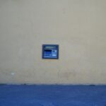 Immagine di un bancomat con un avviso di allerta sulla sicurezza delle transazioni.