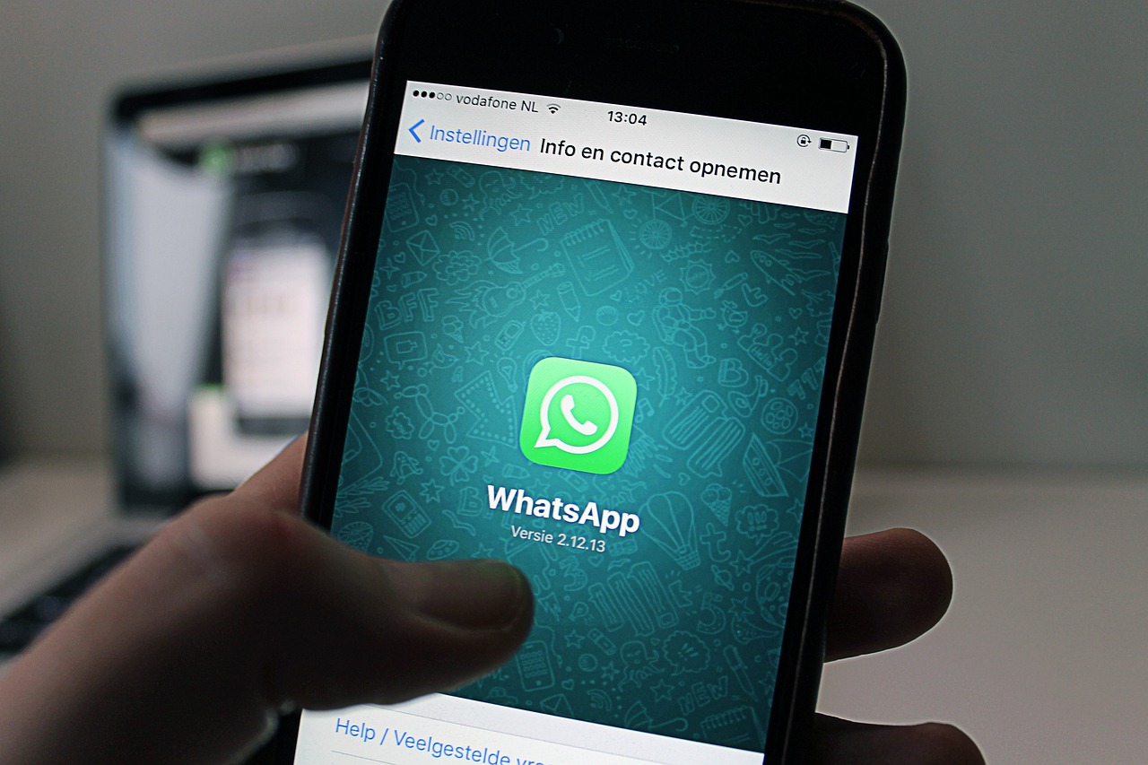 Guida illustrativa su come disattivare Meta AI su WhatsApp, con passaggi chiari e semplici.
